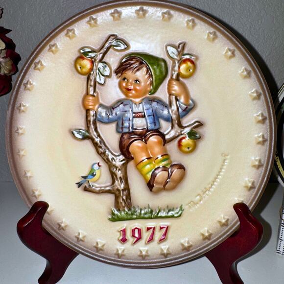 1977 Goebel M.J. Hummel Annual Collector Plate • Boy in Apple Tree - Picture 4 of 6